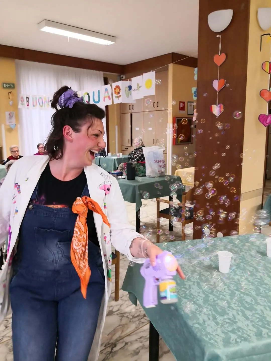 Animatrice durante un'attività con gli ospiti della RSA Le Palme