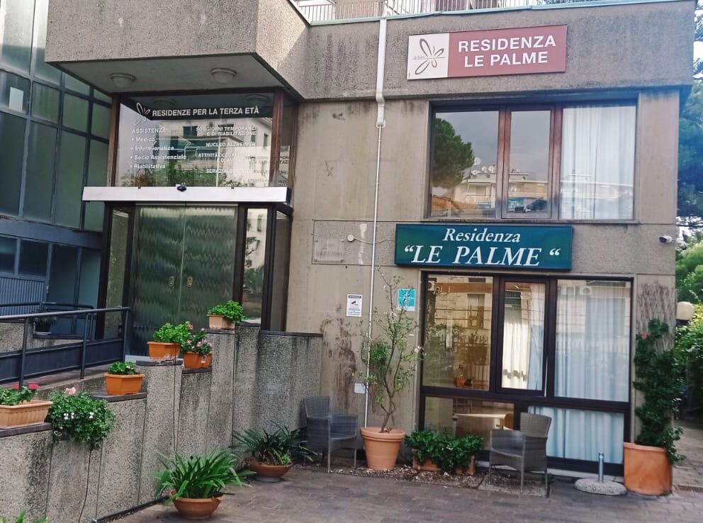Ingresso della Residenza Le Palme ad Arma di Taggia con l'insegna