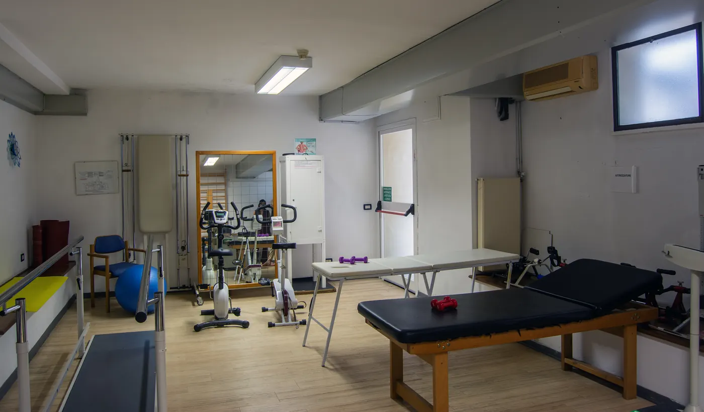Sala di fisioterapia attrezzata con parallele della RSA Le Palme