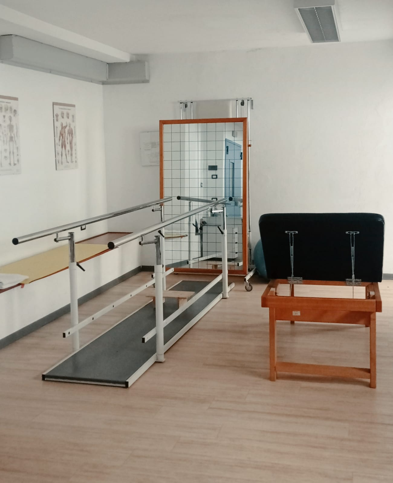 Palestra con parallele e attrezzi per la riabilitazione della RSA Le Palme