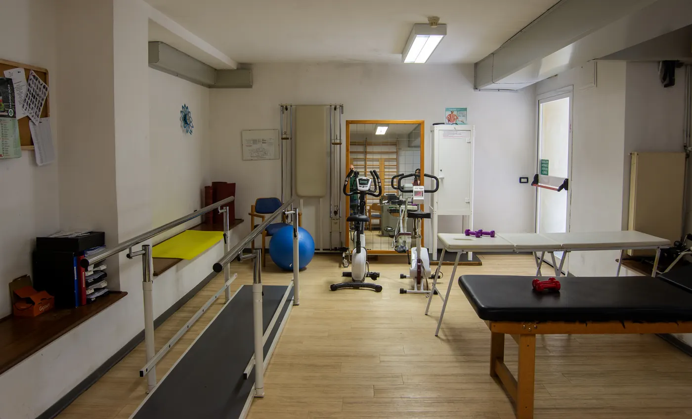 Palestra attrezzata con parallele e cyclette della RSA Le Palme