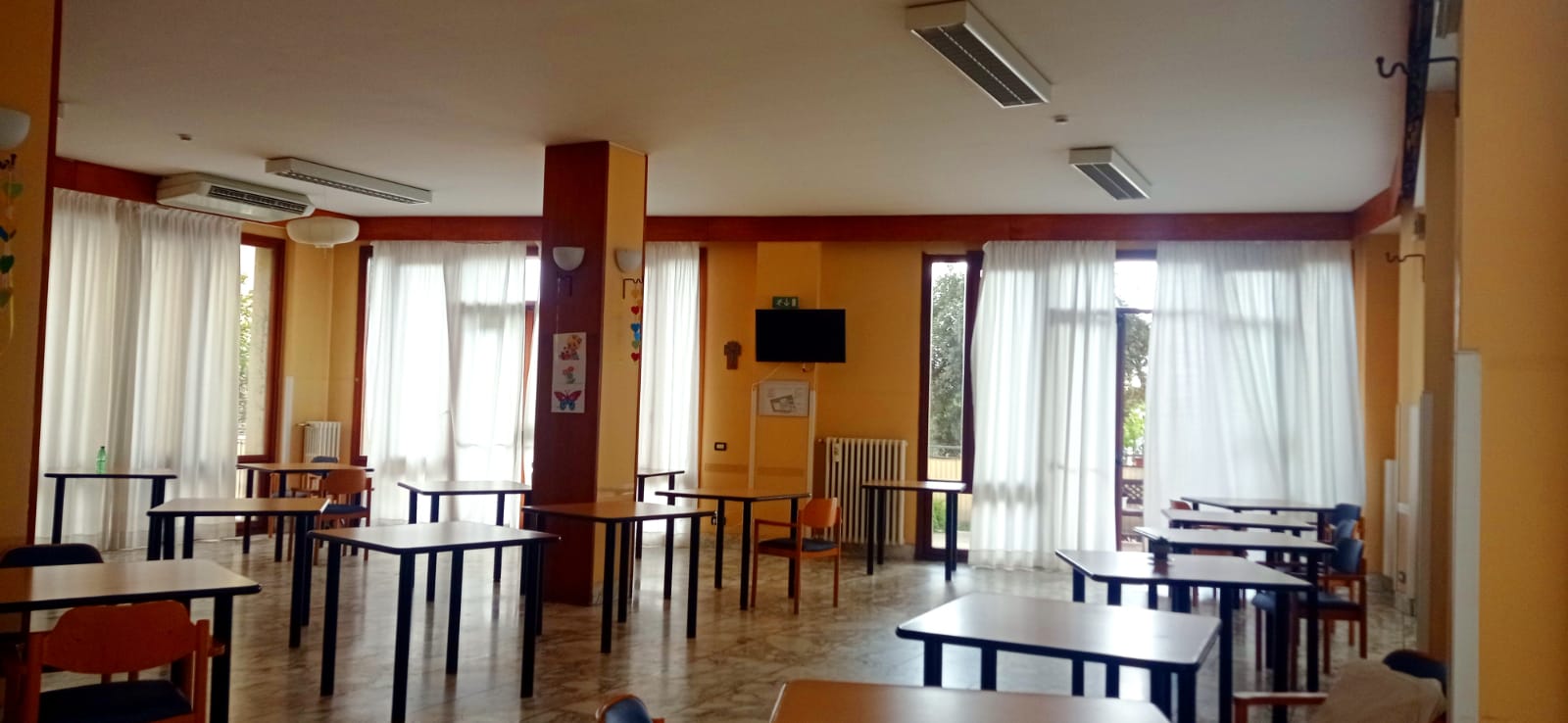 Sala da pranzo luminosa della RSA Le Palme