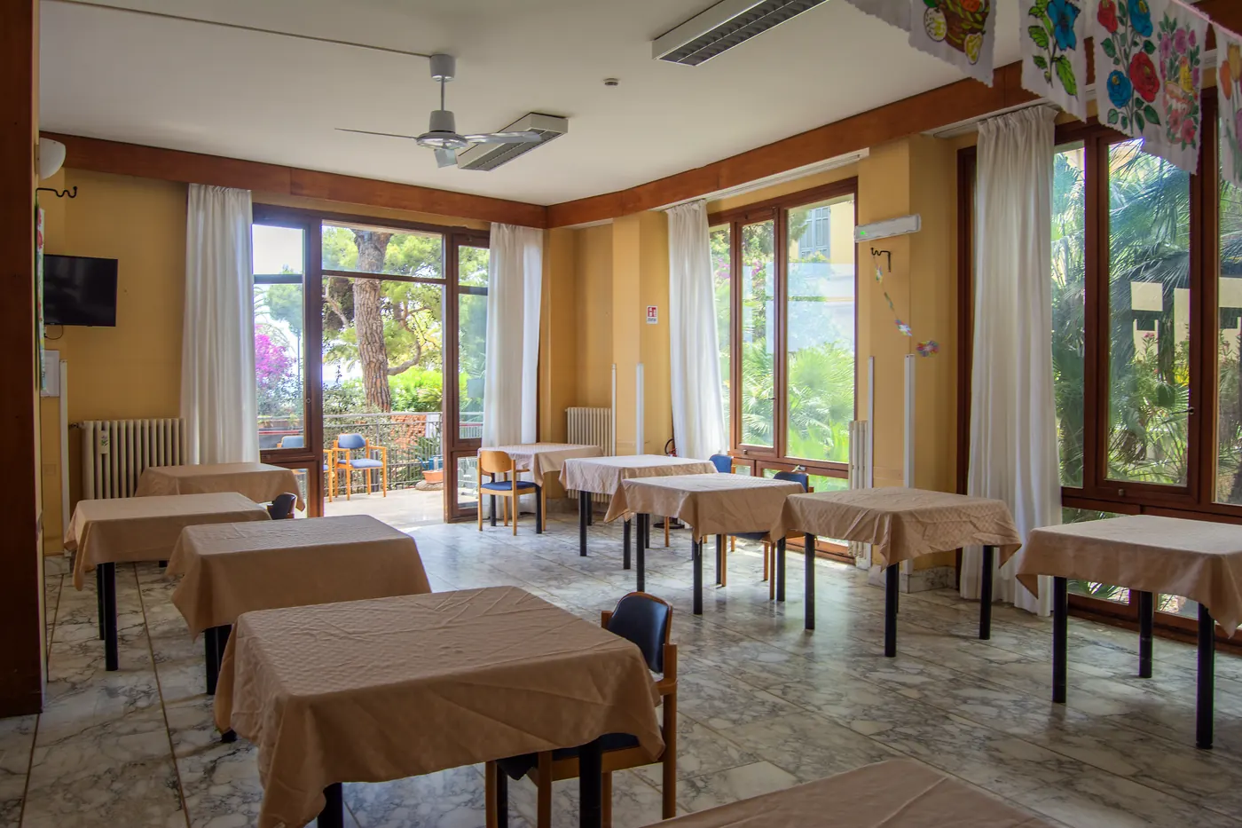 La sala da pranzo luminosa della RSA Le Palme