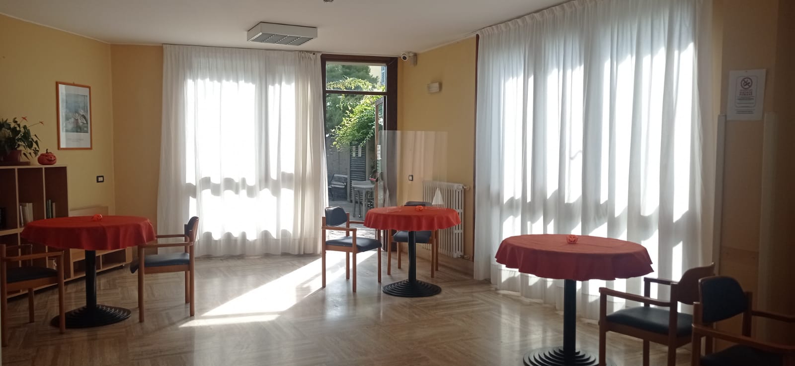 Ampio salone luminoso della RSA Le Palme