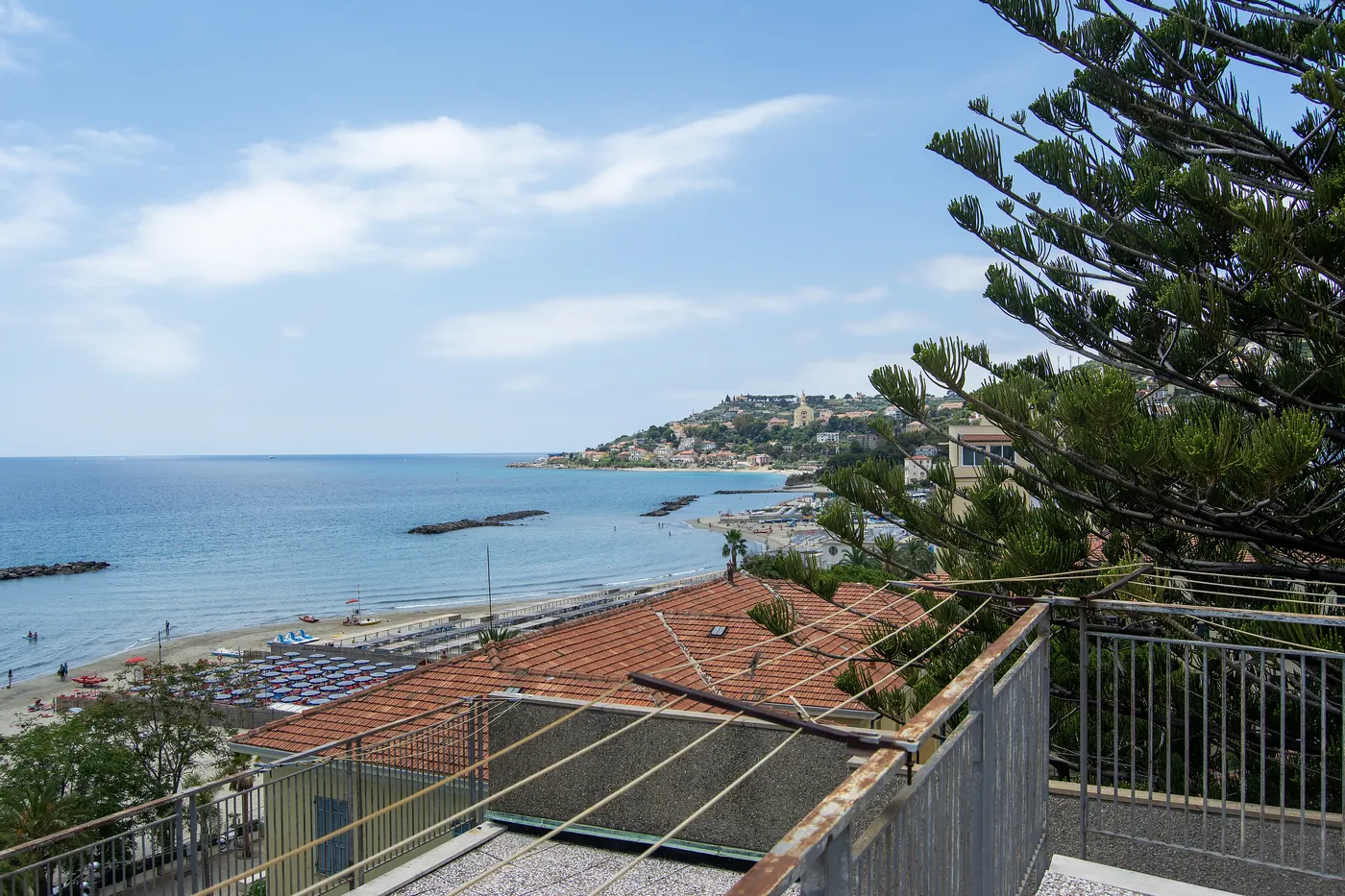 Terrazza panoramica sul mare della RSA Le Palme, ideale per i soggiorni estivi
