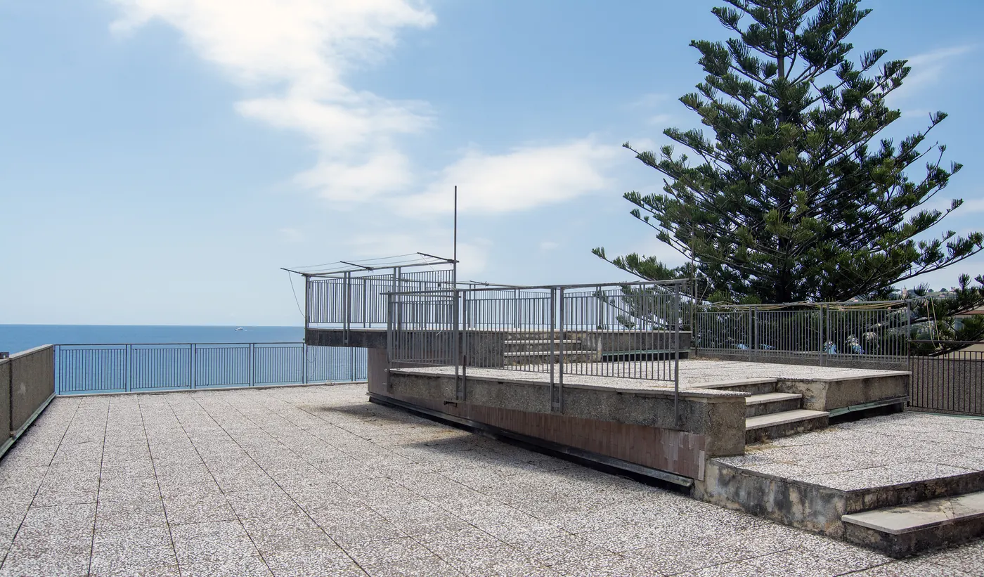 Terrazza con pino affacciata sul mare della RSA Le Palme