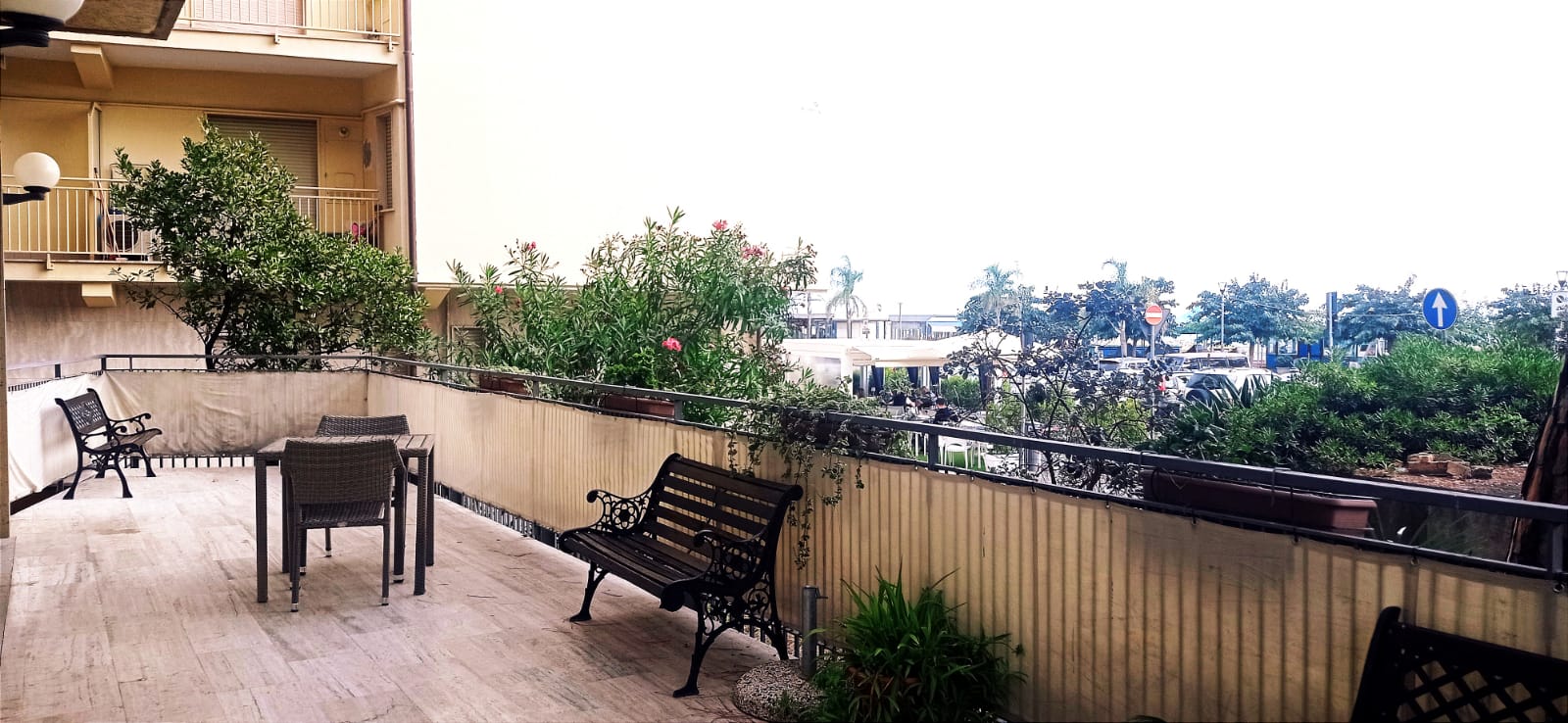 Terrazza con sedute della RSA Le Palme, ideale per i soggiorni estivi