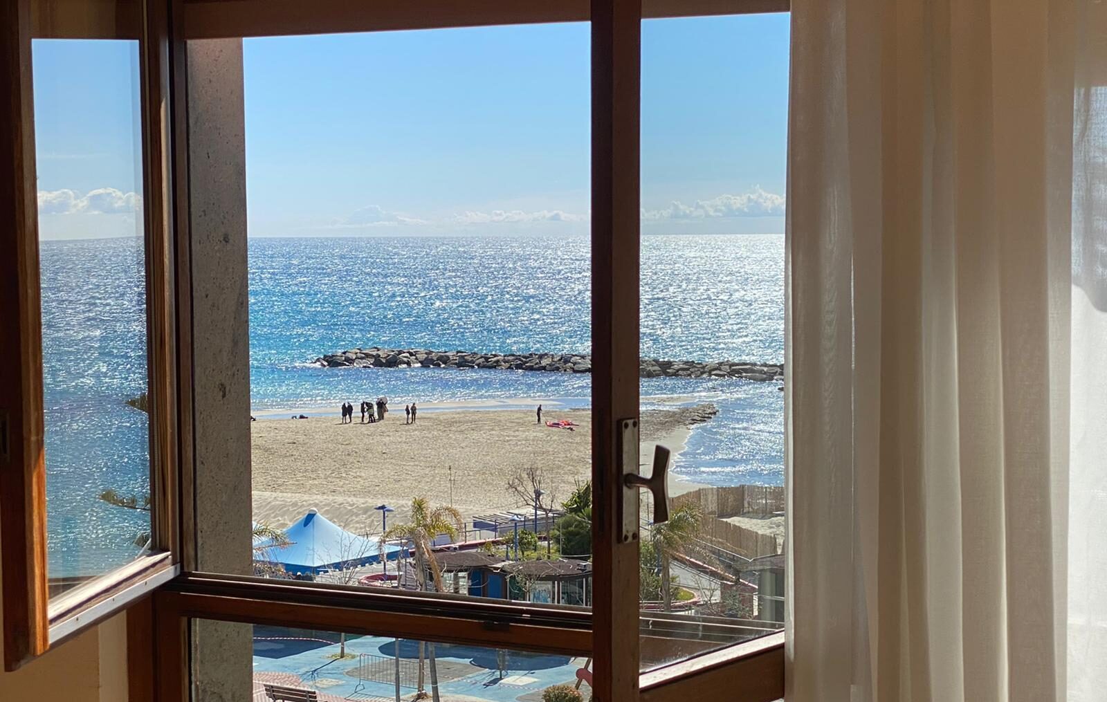 Vista sul mare dalla finestra di una camera della RSA Le Palme